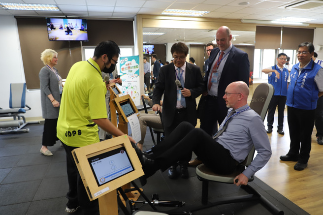 巴歆县议长史坦贝格体验银髮健身俱乐部器材。(图：云林县政府提供)