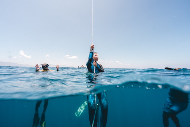选手出水面后得到白牌的画面。(戴志扬翻摄)