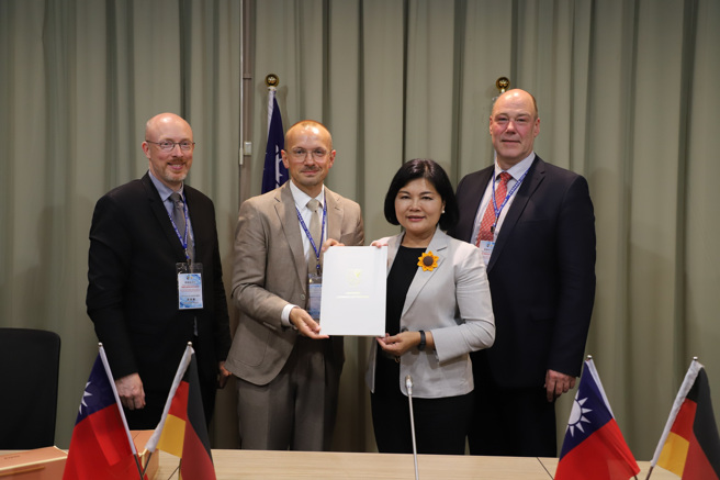 巴歆县长Stefan Sternberg等人亲递正式邀请函，邀请县长张丽善明年到巴歆县参访。(图：云林县政府提供)