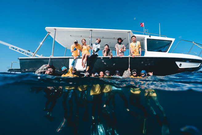 全体戒护人员、裁判长及随船医师合影。(戴志扬翻摄)