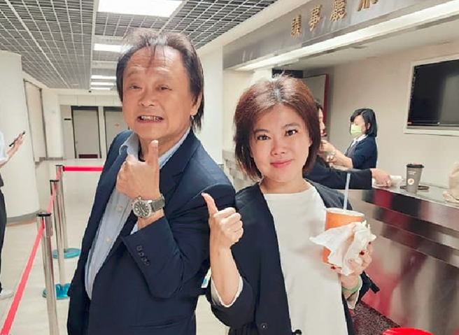 北市议员国民党游淑慧(右)与民进党王世坚(左)角逐士林大同立委，随着选战进程开始隔空交火。（图／取自游淑慧脸书）