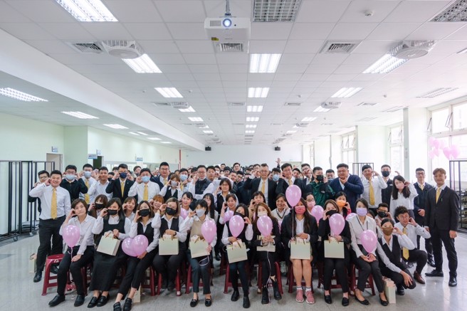 自2020年创立永庆不动产竹北县三展义加盟店后，翁皓坚与另外6位店东在2年之中迅速展店，目前已拥有4间加盟店。（图片来源：永庆房产集团）