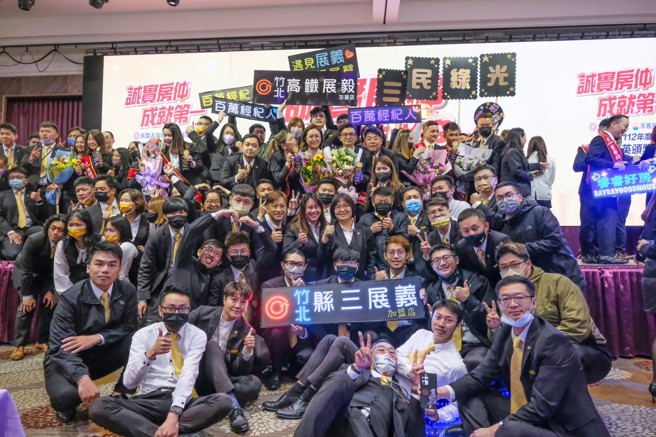 今年不到5个月，翁皓坚团队4间店联卖业绩高达4,300万元，是不少同业加盟店一整年的业绩。（图片来源：永庆房产集团）