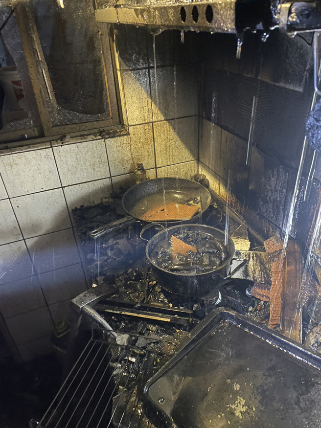 新北市蘆洲今(29)日下午1處民宅發生火警，其屋主因在煮香腸煮到睡著，而整鍋香腸也變成「黑炭香腸」。（新北消防局提供）