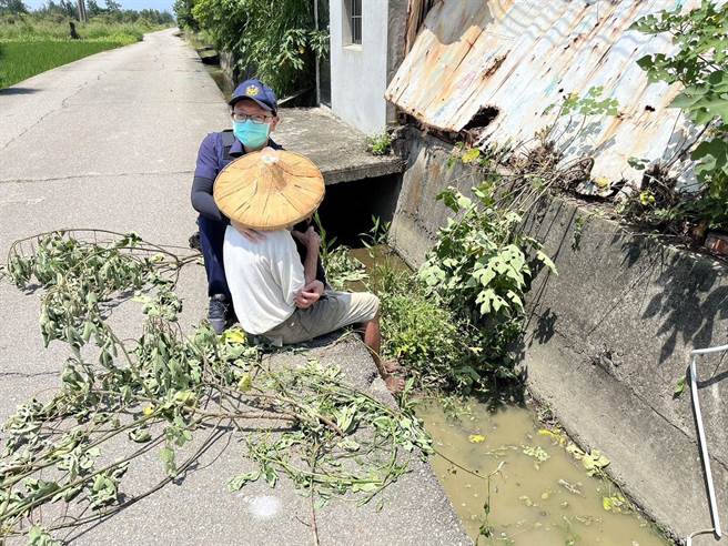 警方到场协助老翁脱困。（警方提供／李京升苗栗传真）