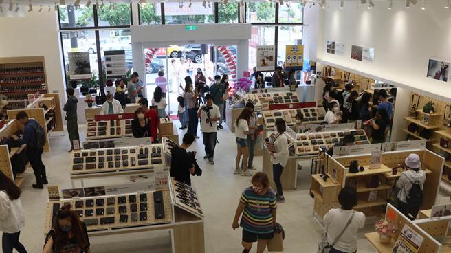 网路名店 74ounce 全家人的包到台中南屯区开设台中旗舰店。（冯惠宜摄）