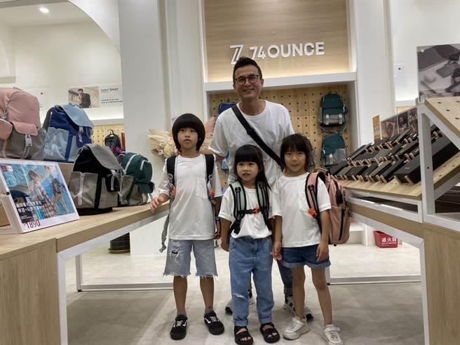 「74ounce 全家人的包」从网路起家主打平价、高品质、功能性的商品，提供一家人大小需要的包包、皮件、旅行、运动包款。（冯惠宜摄）