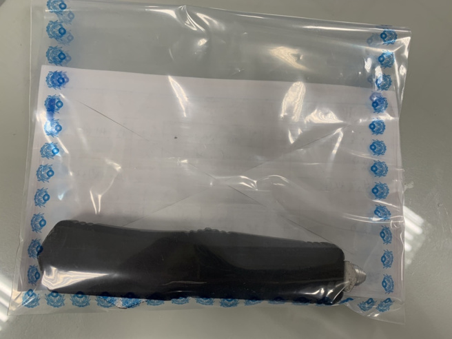 警方查扣弹簧刀。（图／警方提供）