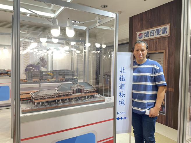台中大远百「远百铁道模型展」独家邀请台湾知名模型创作师徐志纲。（远百提供）
