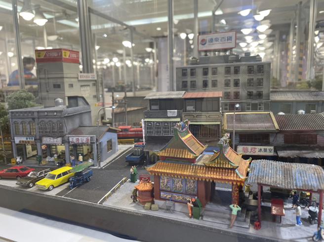 台中大远百超拟真铁道模型展－嘉义景点「阿里山小火车」。（远百提供）