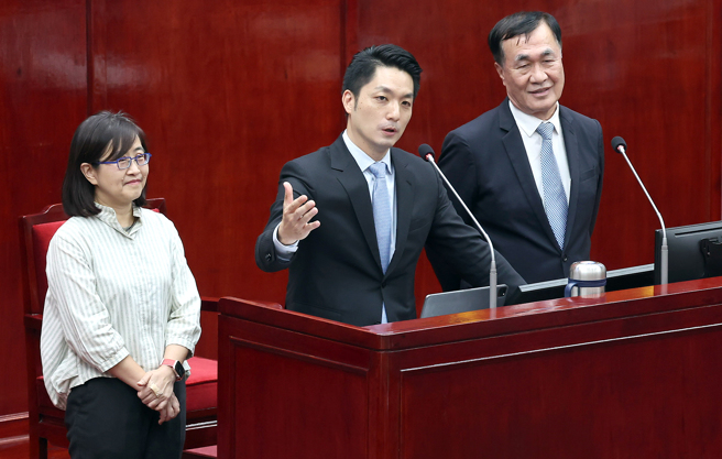 台北市长蒋万安（中）和副市长林奕华（左）、李四川（右）29日到市议会进行市政总质询，针对议员询问台北市人口回升至250万人，第三位副市长人选的负责方向，蒋万安表示第三位副市长可能的负责方向为产业、财经，背景、专业和性别是首要考量，用人唯才、适才适所。（赵双杰摄）