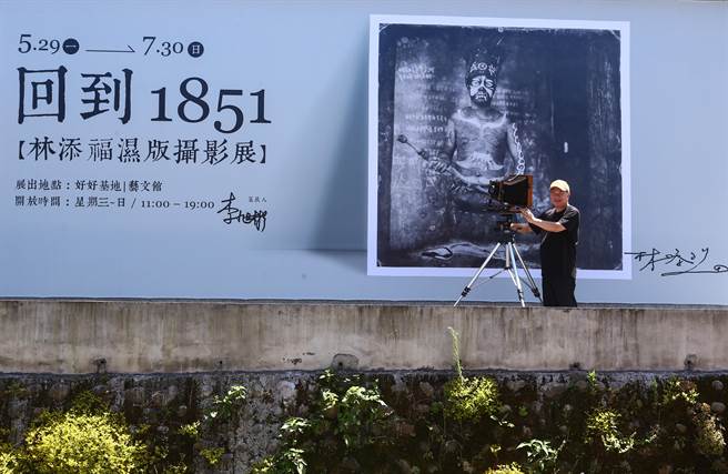 摄影家林添福于展览海报前留影。林添福1960 年出生于台湾新北市。曾任大地地理杂志专任摄影，时尚杂志《VOGUE》《ELLE》中文版特约摄影、 《People》中文版特约摄影。（邓博仁摄）