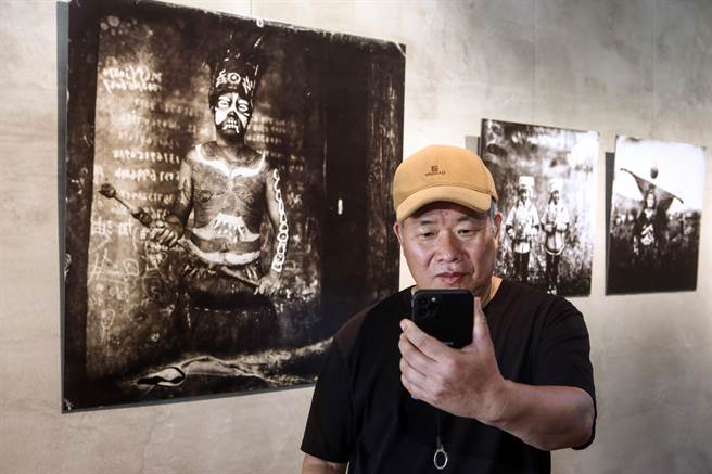 林添福于展场以手机自拍。（邓博仁摄）