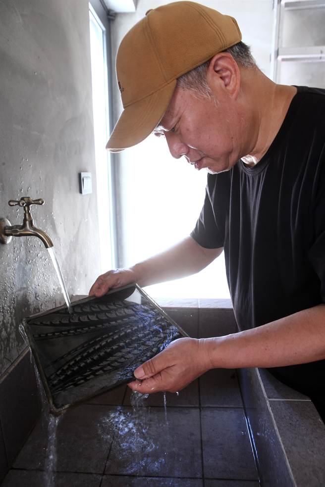 林添福示范湿版摄影显影过程。（邓博仁摄）