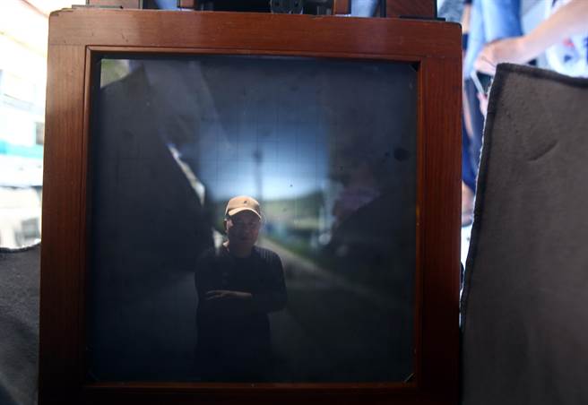 林添福透过大型相机成像于相机毛玻璃中。（邓博仁摄）