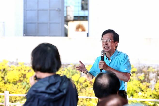 《回到 1851-林添福湿版摄影展》开幕式。摄影家蒋载荣于开幕时致词。 （邓博仁摄）