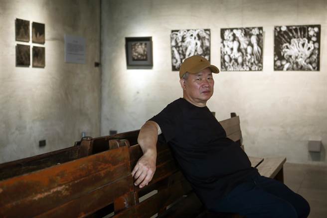 林添福于《回到 1851-林添福湿版摄影展》现场，回味着过去创作的心路歷程。（邓博仁摄）