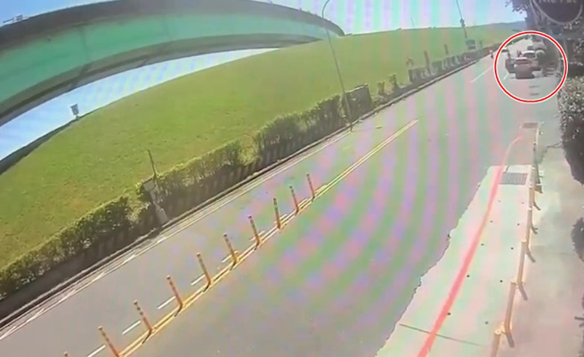 27日13时31分许获报三重区中正北路有两人持棍棒殴打1人情事。（图／翻摄画面）