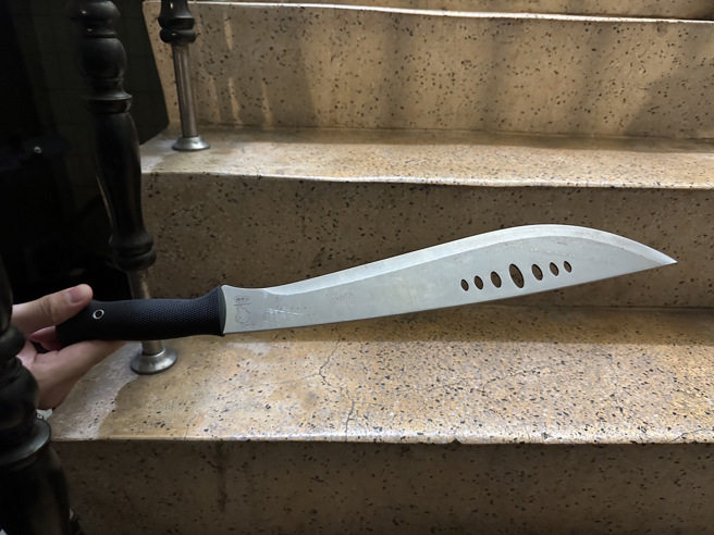 警方查扣开山刀。（图／警方提供）