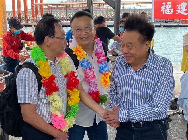 议长洪允典(右一)热情欢迎金胞联乡亲回家。（于家麒摄）