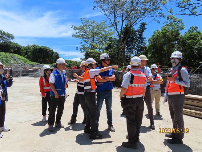 新北市副市长朱惕之今（29日）率队查核位于大汉溪旁「新北树林线城林大桥衔接环汉路替代道路新建工程」防汛整备情形。（工务局提供）