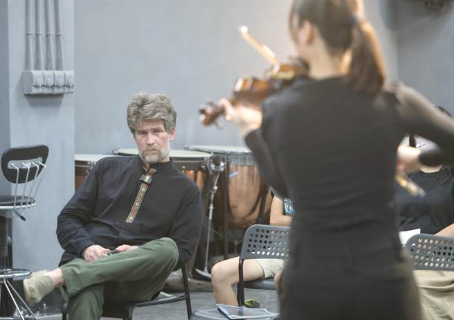 法国小提琴家多堤库赫教学时十分专注投入，努力带学生听见内在对音乐的热情和渴望。（赵双杰摄）