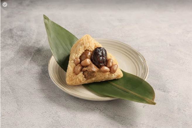 「香菇栗子粽」内馅饱满、糯米Q弹；5月31日前，2包合购，每包特价385元。 （阳明春天提供）　