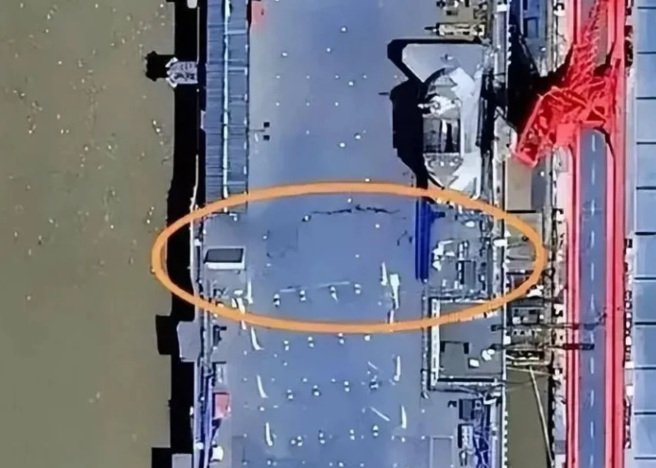 福建号航母甲板惊现裂缝？黄征辉分析：可能性不大。（取自微博）