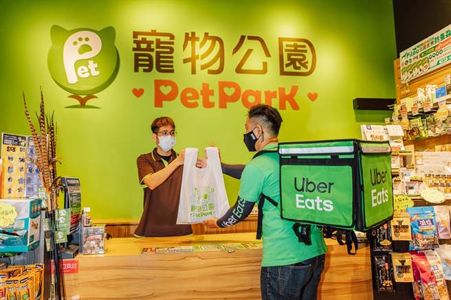 家有毛小孩的消费者，可于 Uber Eats 宠物公园「年中庆」专区购买相关商品，最低75折起。（Uber Eats提供 ）