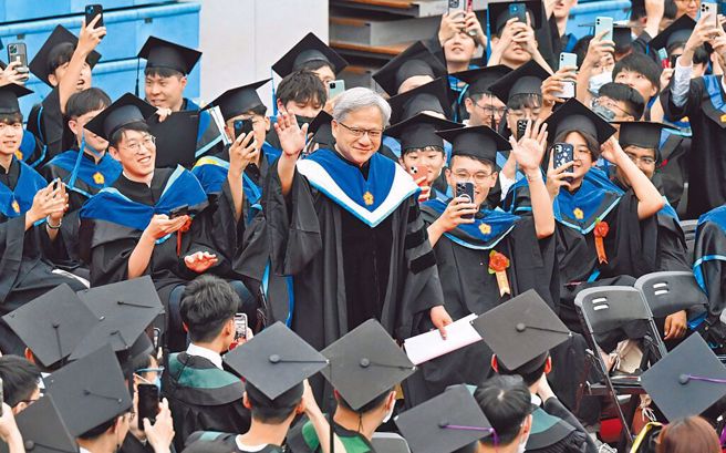 身价暴涨的NVIDIA执行长黄仁勋(中)近日访台，并到台大毕业典礼演讲，掀起一阵黄仁勋旋风。（中时资料照／姚志平摄）