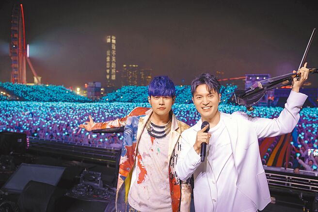 周杰伦（左）今年5月在香港举办「嘉年华」世界巡迴演唱会造成轰动，右为陈锐。（杰威尔音乐提供）