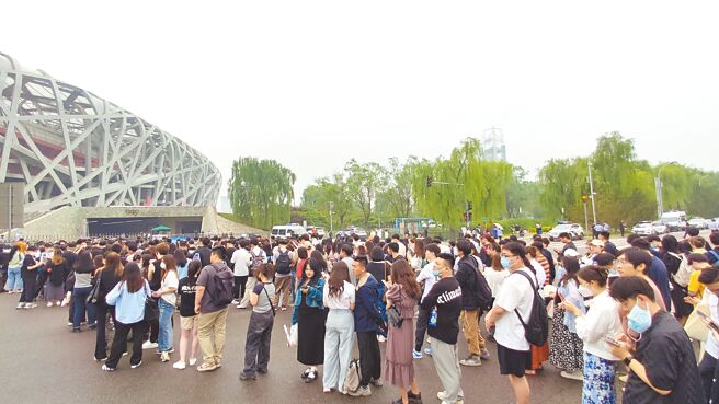 五月天重返大陆开唱，在北京鸟巢连开6场演唱会，图为27日歌迷大排长龙準备进场。（吴泓勋摄）