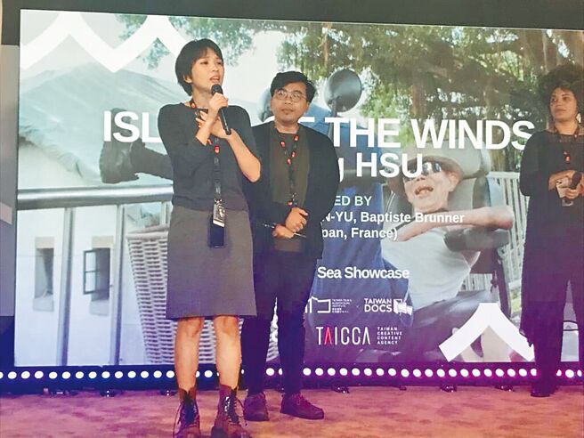 导演许雅婷（左）耗时20年拍摄纪录片《大风之岛》。（文策院提供）