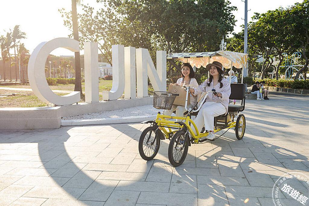 遊玩旗津提供電動自行遊園車。（高雄漢來提供）