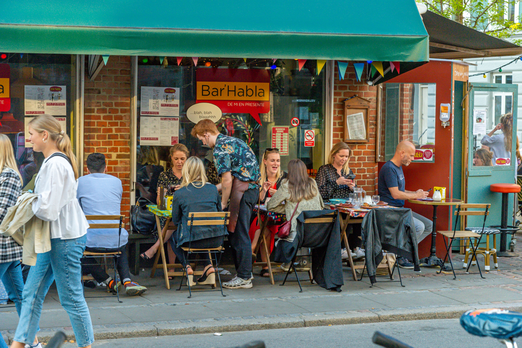 大城市里的餐厅、咖啡馆等场所众多，居民有更多机会与他人互动社交。（示意图／Shutterstock）(photo:ChinaTimes)