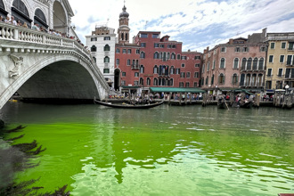 威尼斯運河「一片螢光慘綠」謎團揭曉！來源是它