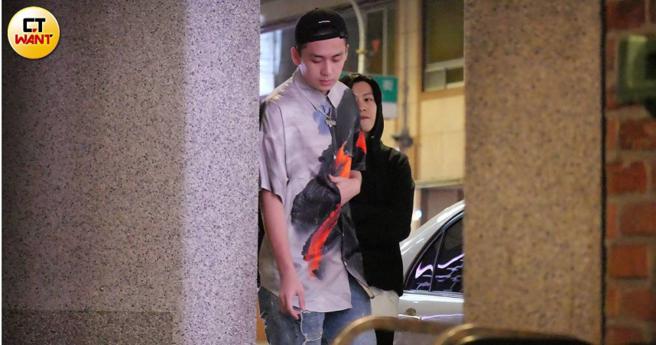 宝弟出现在板桥区某餐厅外。（图／本刊摄影组）