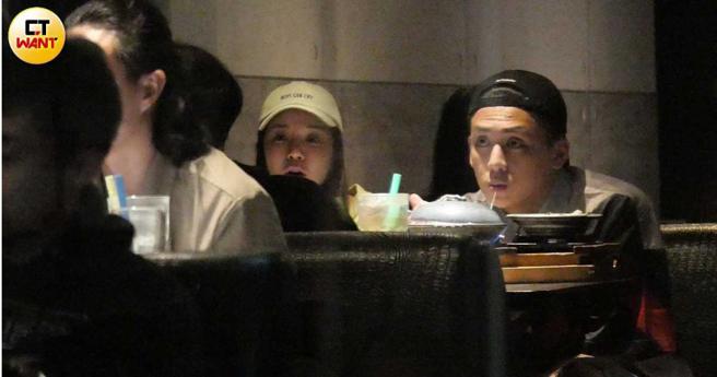 宝弟带着女友与男性友人三人共进晚餐，女友长相甜美可爱，跟宝弟还挺登对，小俩口专心聆听友人说话。（图／本刊摄影组）