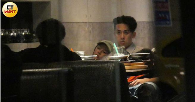 女友似乎累了，把头靠在宝弟肩上。（图／本刊摄影组）