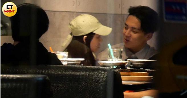 宝弟跟女友在餐厅打情骂俏，丝毫不在意别人眼光。（图／本刊摄影组）