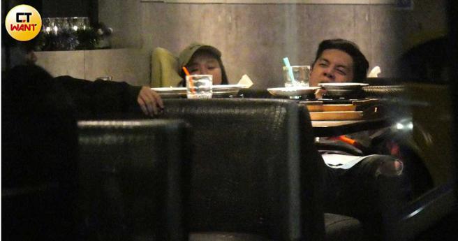 小俩口吃到后来都摊在椅子上，互相靠来靠去。（图／本刊摄影组）