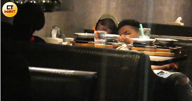 两人越坐越往下滑，彷佛坐在「懒骨头」上一般。（图／本刊摄影组）