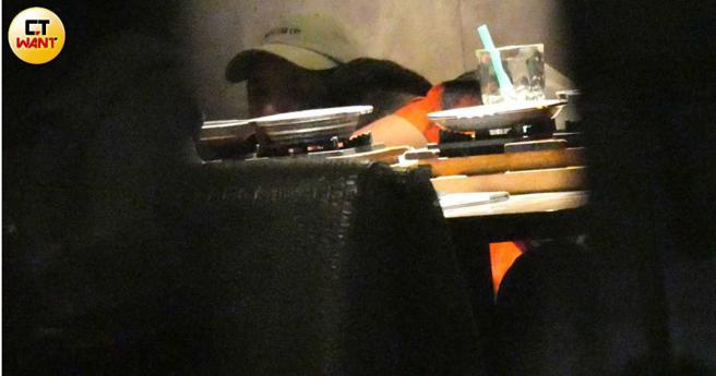 宝弟整个人倒在女友怀里，完全就是黏踢踢热恋中的模样。（图／本刊摄影组）