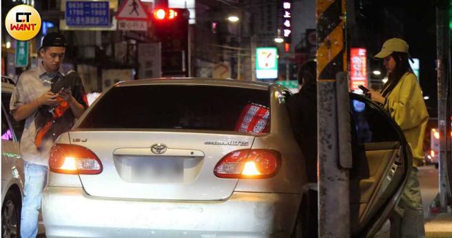 吃饱后，由宝弟开车，女友坐上副驾，先送友人到土城之后再返家。（图／本刊摄影组）