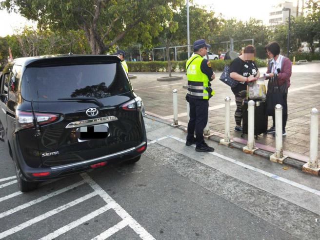  员警利用开立「牌照吊扣期间行驶」交通违规举发单，让原本吊扣牌照的处分变成吊销，协助车主缴交罚锾后便能重新领牌上路。（示意图／报系资料照）