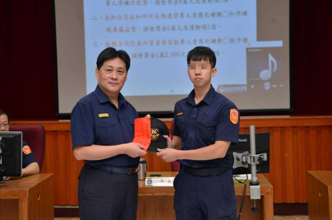 板桥警分局信义派出所员警廖家毅（右）因收贿案而被羁押停职，如今却在警大受训，让基层忿忿不平。（图／翻摄画面）