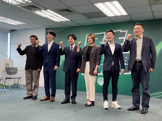 赖清德宣布徵召李正皓（右二）参选永和区立委，却引发了基层反弹。（中时资料照）