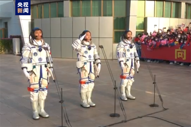 神舟十六号载人飞行任务太空人乘组出征仪式在酒泉卫星发射中心举行。（大陆央视）