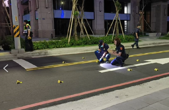 三重凌晨枪声大响！枪手当街持枪乱开 现场「13枚弹壳」。(热心民眾提供)
