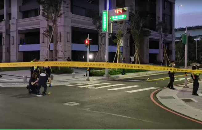 三重发生枪击，枪手至少开13枪，警方及鑑识人员正在现场捡拾弹壳。(热心民眾提供)